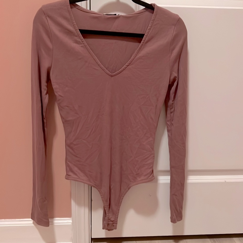 NA-KD Deep V-neck Ribbed Bodysuit in Dusty Dark Pink (S)